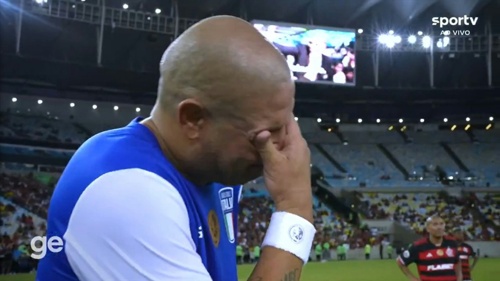 Der brasilianische Fußball-Liebling Adriano weint bei seinem Abschiedsspiel auf dem Platz.