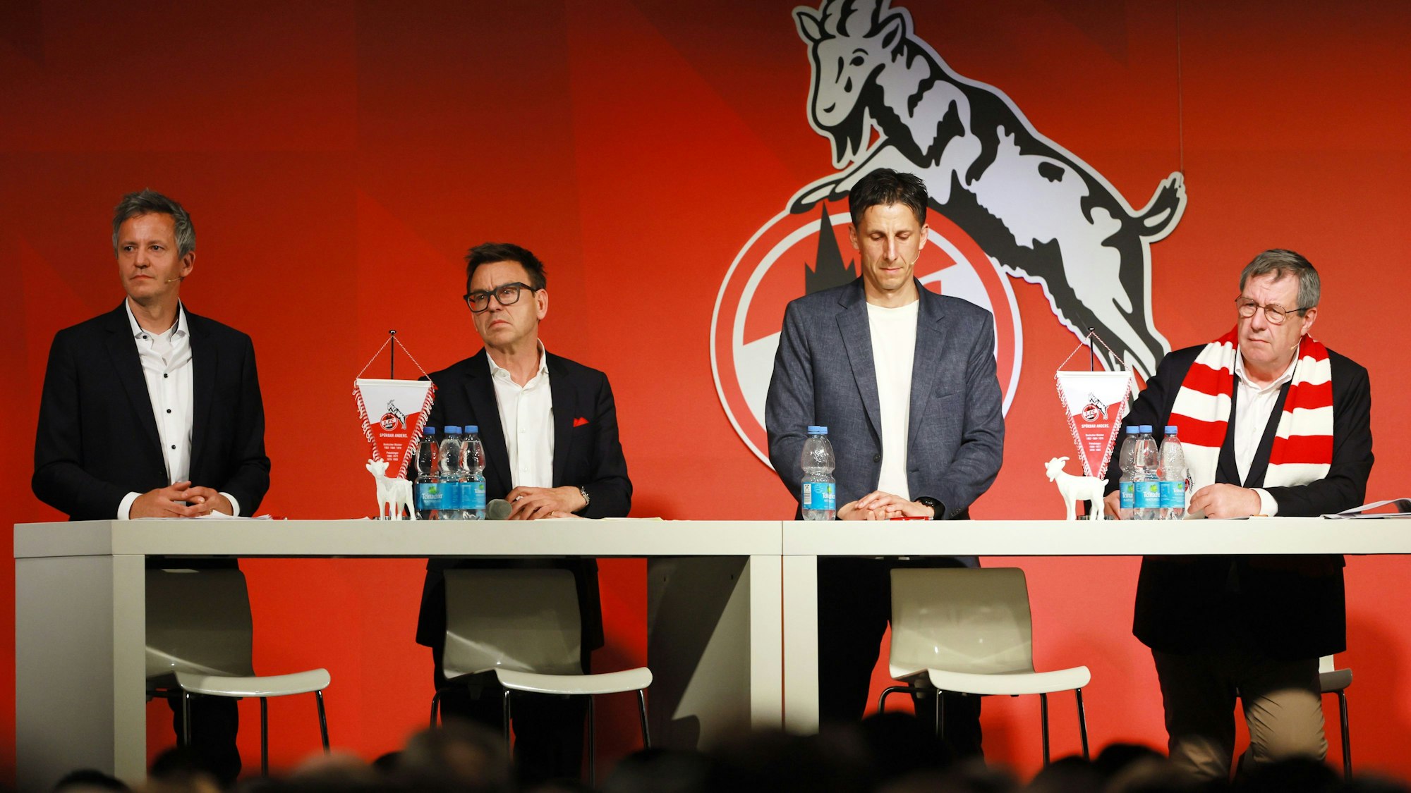 Die FC-Führungsfiguren Philipp Türoff, Markus Rejek, Christian Keller und Werner Wolf beim Mitgliederstammtisch des Klubs auf der Bühne.