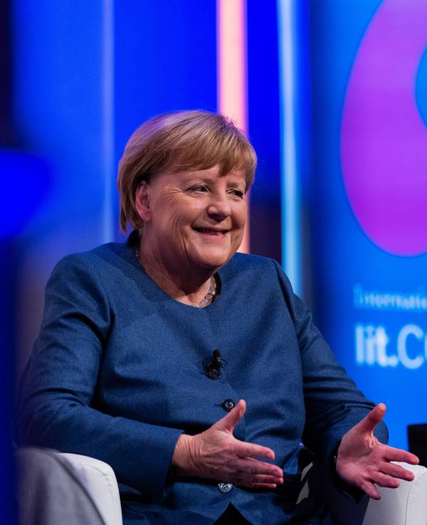 Ex-Bundeskanzlerin Angela Merkel (CDU) sitzt bei der Vorstellung ihres Buchs «Freiheit» im Rahmen der Lit.Cologne auf der Bühne in der Kölner Flora.