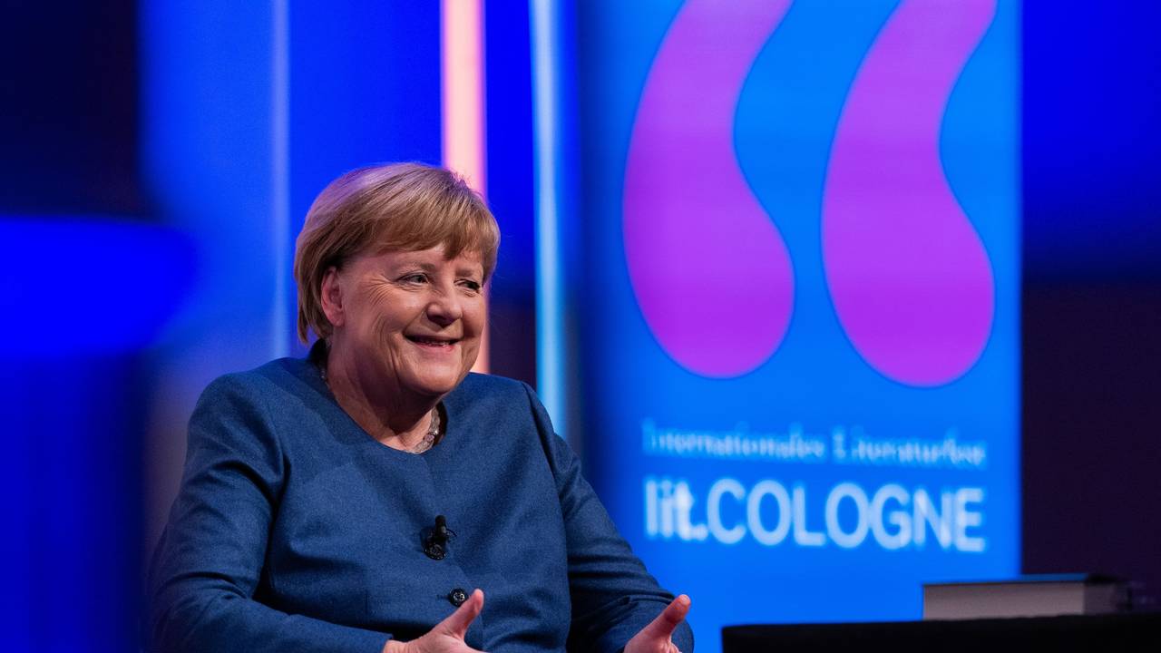 Ex-Bundeskanzlerin Angela Merkel (CDU) sitzt bei der Vorstellung ihres Buchs «Freiheit» im Rahmen der Lit.Cologne auf der Bühne in der Kölner Flora.