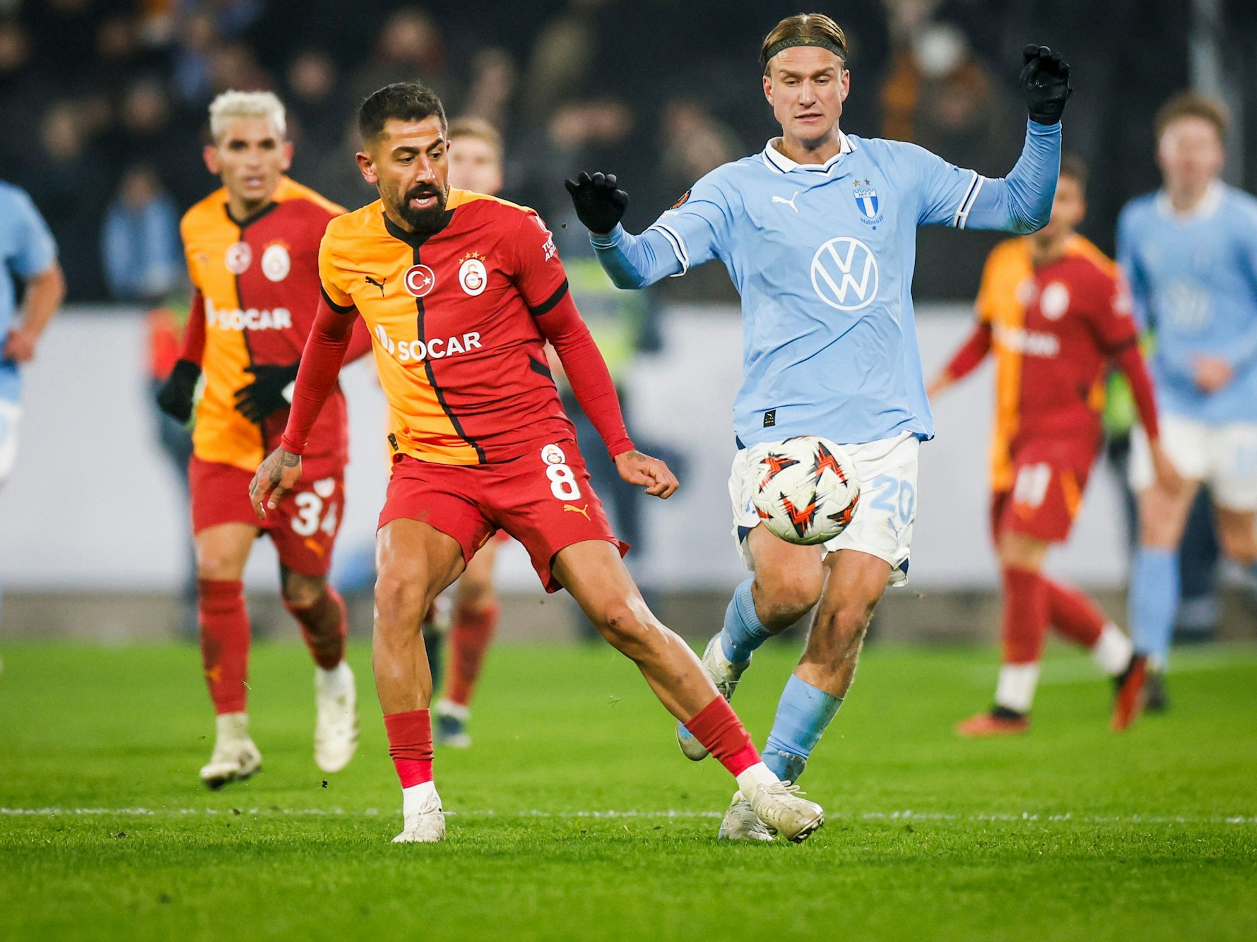 Kerem Demirbay (l.) versucht an den Ball zu kommen.