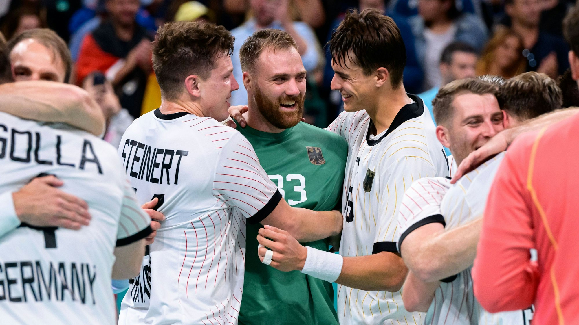 Die DHB-Stars Christoph Steinert, Andreas Wolff und Julian Köster jubeln bei Olympia.