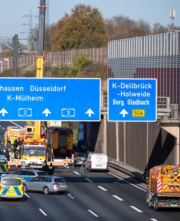 Polizei und Rettungsdienst stehen auf der A3 in Köln nach einem Unfall.