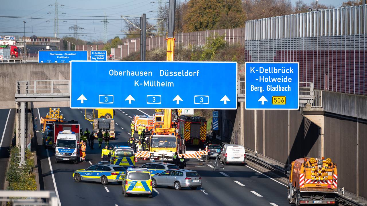 Polizei und Rettungsdienst stehen auf der A3 in Köln nach einem Unfall.