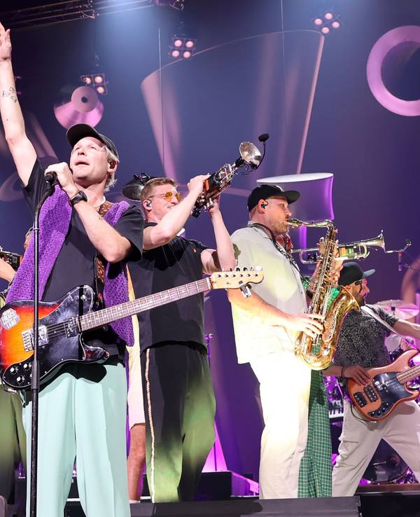 Die Band Querbeat bei einem Konzert im April 2024 in der Lanxess Arena