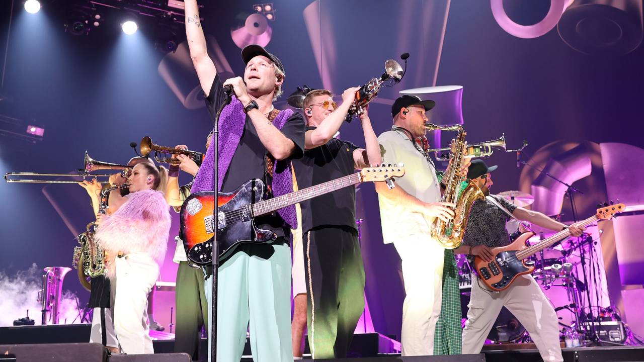Die Band Querbeat bei einem Konzert im April 2024 in der Lanxess Arena