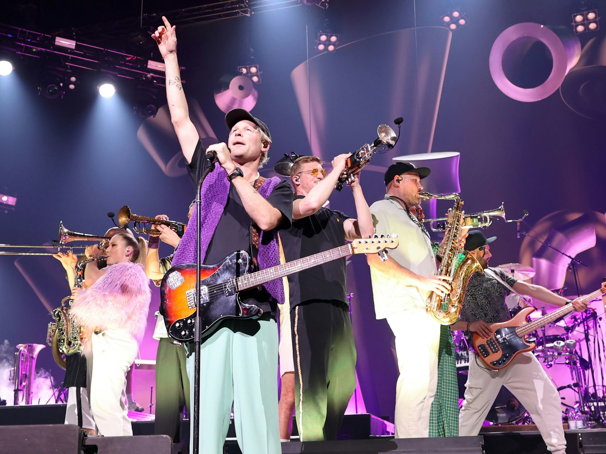 Die Band Querbeat bei einem Konzert im April 2024 in der Lanxess Arena