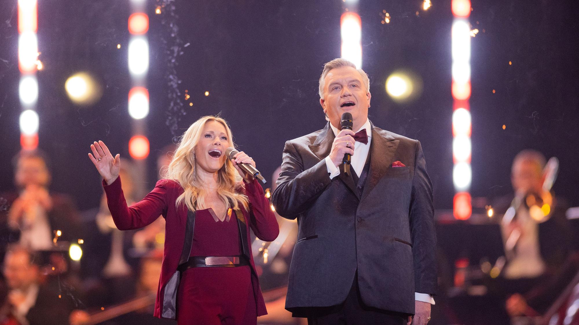 PRODUKTION - 07.12.2024, Nordrhein-Westfalen, Düsseldorf: Sängerin Helene Fischer und Sänger und Schauspieler Hape Kerkeling stehen bei der Aufzeichnung der Helene-Fischer-Show auf der Bühne. Die Sendung wird am 25.12.2024 im ZDF ausgestrahlt. (zu dpa: «Das hat Helene Fischer für ihre Weihnachtsshow vorbereitet») Foto: Rolf Vennenbernd/dpa +++ dpa-Bildfunk +++