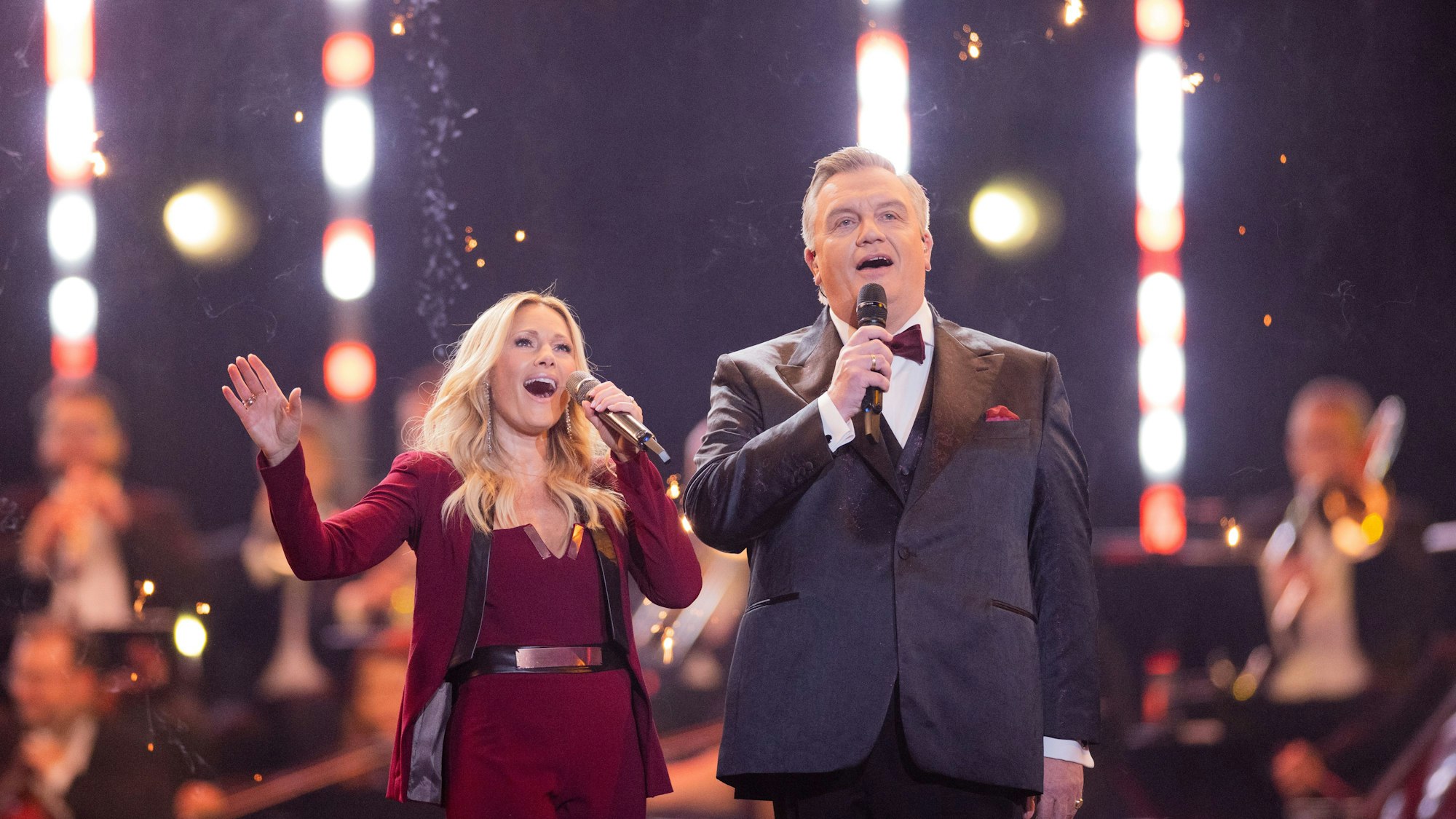 PRODUKTION - 07.12.2024, Nordrhein-Westfalen, Düsseldorf: Sängerin Helene Fischer und Sänger und Schauspieler Hape Kerkeling stehen bei der Aufzeichnung der Helene-Fischer-Show auf der Bühne. Die Sendung wird am 25.12.2024 im ZDF ausgestrahlt. (zu dpa: «Das hat Helene Fischer für ihre Weihnachtsshow vorbereitet») Foto: Rolf Vennenbernd/dpa +++ dpa-Bildfunk +++