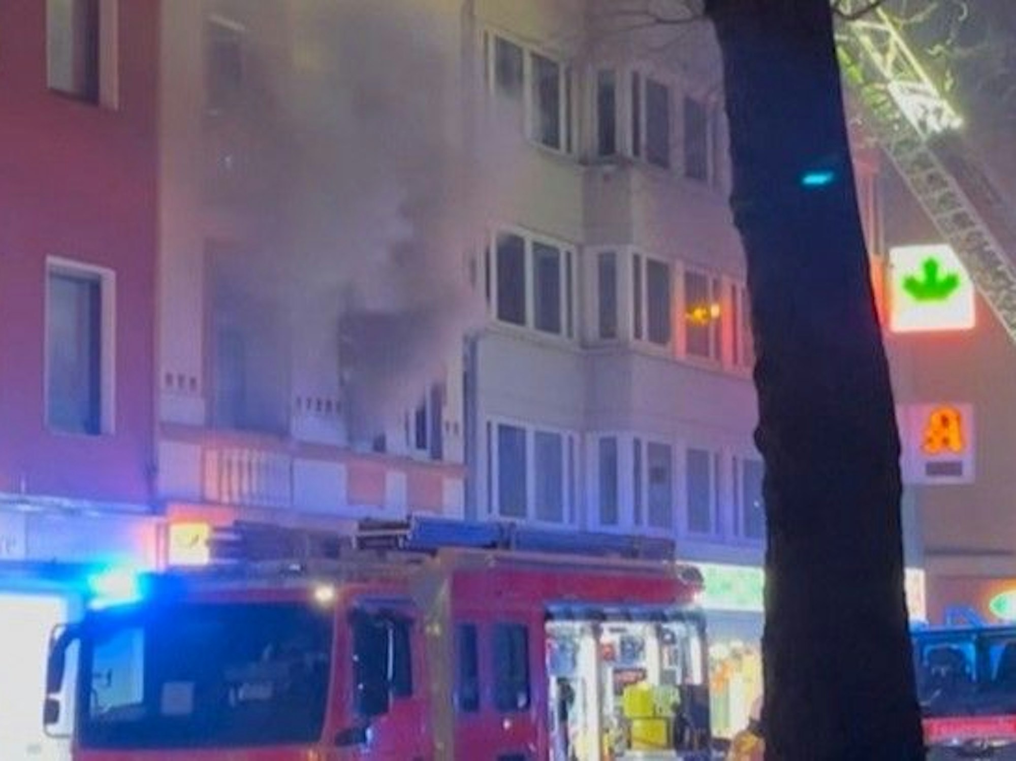 Am Dienstagabend (17. Dezember 2024) kam es in Köln-Sülz zu einem Brand auf der Luxemburger Straße.