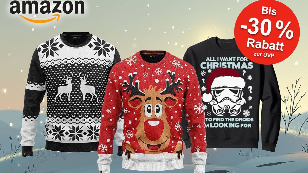 Amazon Produktbilder von drei Weihnachtspullovern auf weihnachtlichem Hintergrund mit Tannenbaum.