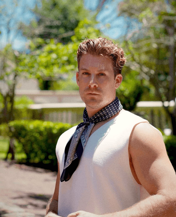 2021 zog Dominik Schmitt (hier im Foto) an der Seite von „Unter uns“-Star Lars Steinhöfel ins „Sommerhaus der Stars (RTL) ein und die beiden verließen als Sieger-Paar die TV-Show.