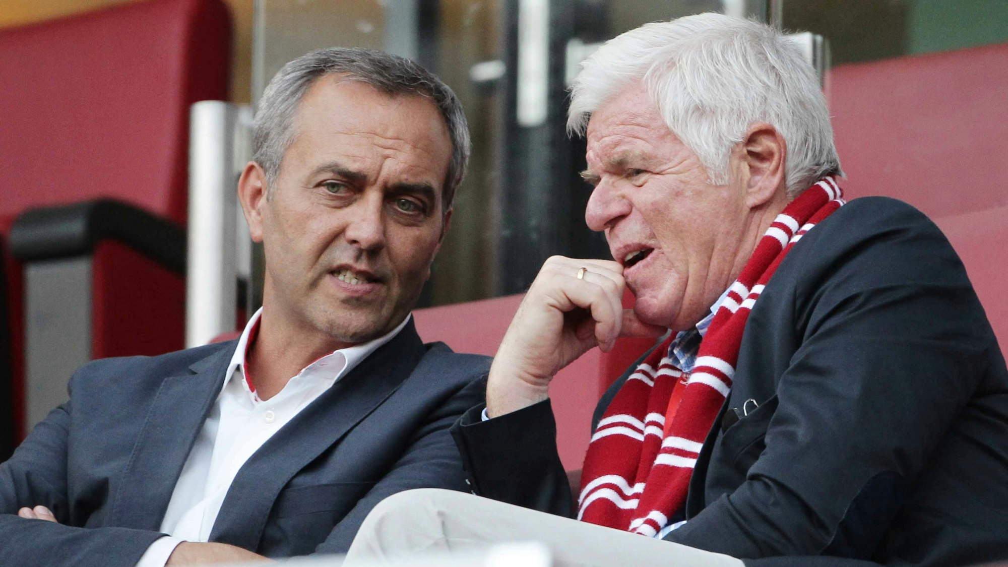 Claus Horstmann und Werner Spinner unterhalten sich auf der Tribüne.