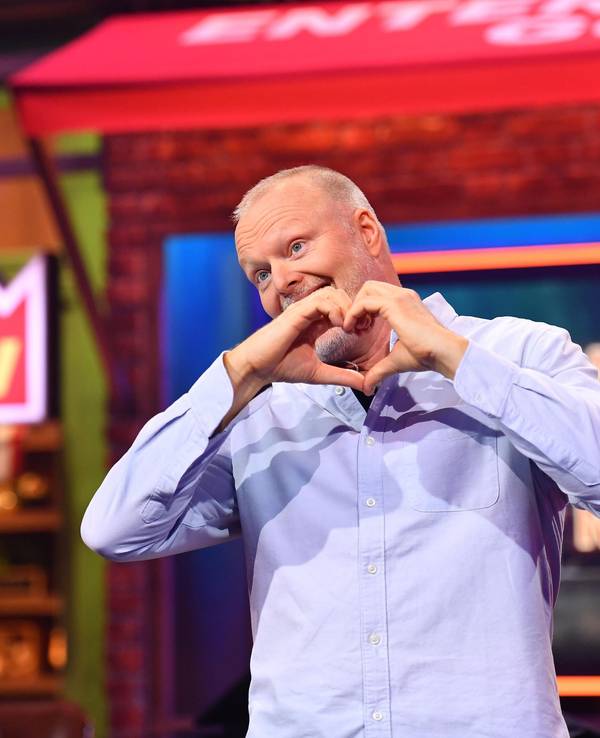 Bei „Du gewinnst hier nicht die Million bei Stefan Raab“ lief am Mittwoch, 18. Dezember 2024, eine Weihnachtsausgabe. Dabei ging Stefan Raab mitten in der Weihnachtsgeschichte sein Mikrofon verloren.