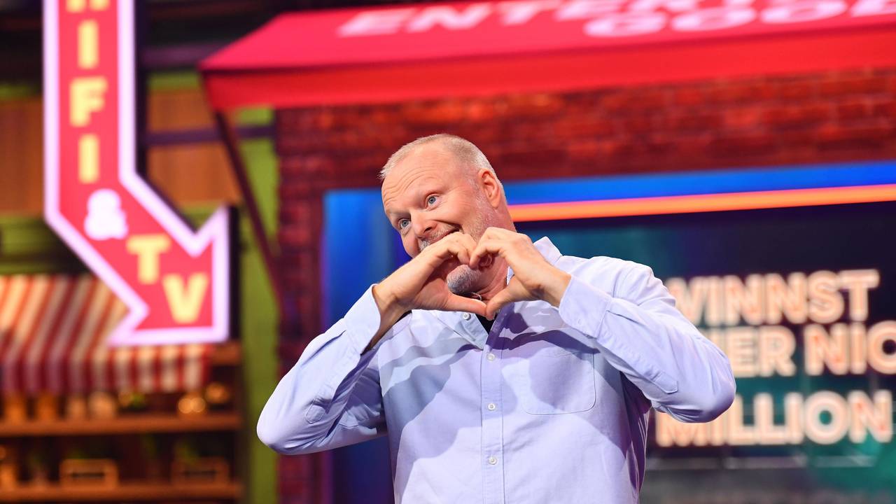 Bei „Du gewinnst hier nicht die Million bei Stefan Raab“ lief am Mittwoch, 18. Dezember 2024, eine Weihnachtsausgabe. Dabei ging Stefan Raab mitten in der Weihnachtsgeschichte sein Mikrofon verloren.