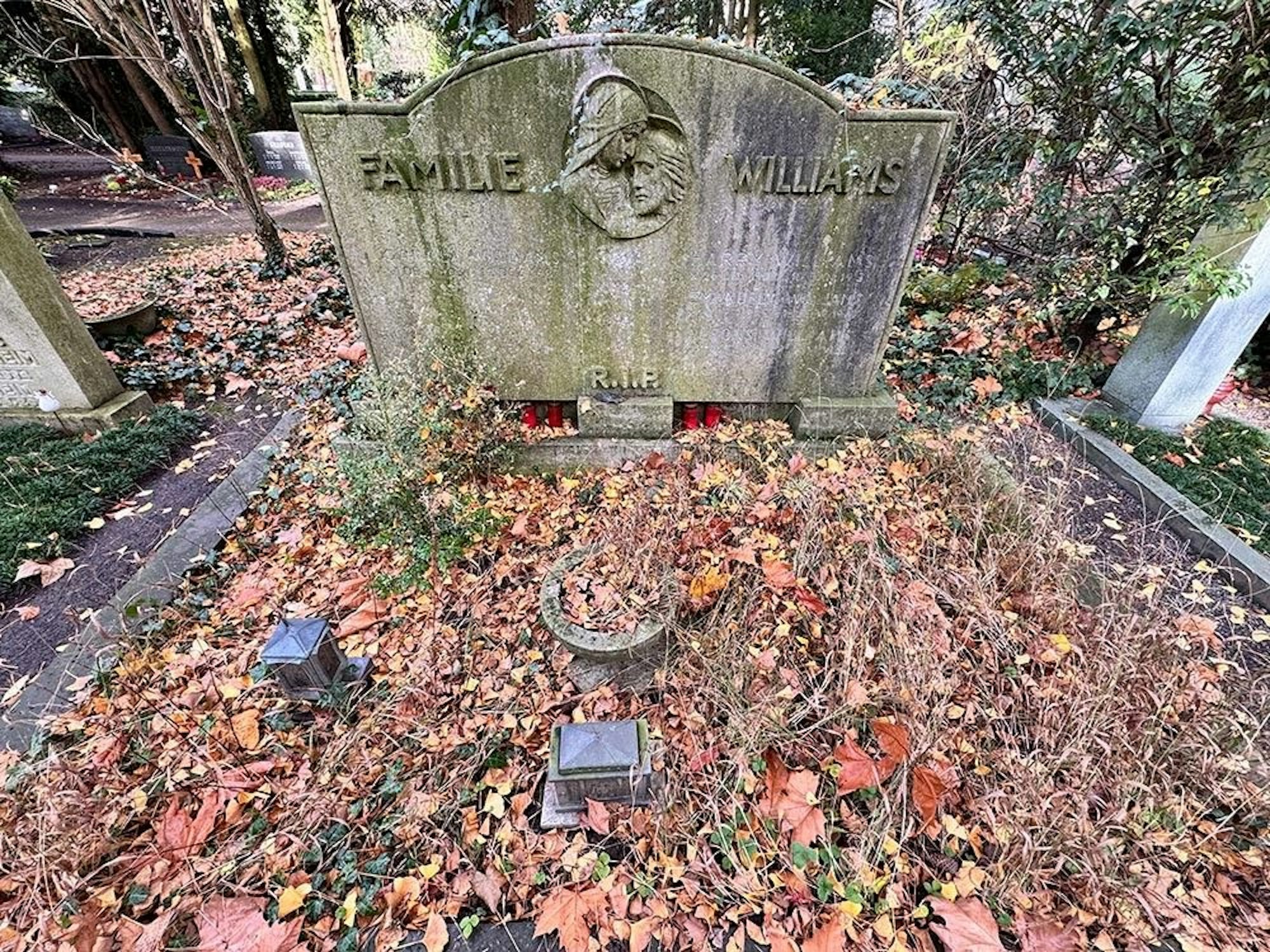 Das Grab mit dem Grabstein von Carola Williams auf dem Kölner Melaten-Friedof.