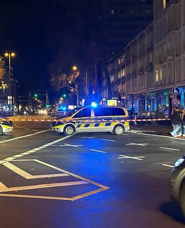 Die Polizei hat eine Straße gesperrt.