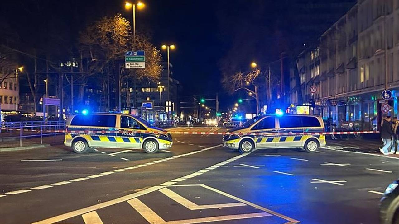 Die Polizei hat eine Straße gesperrt.