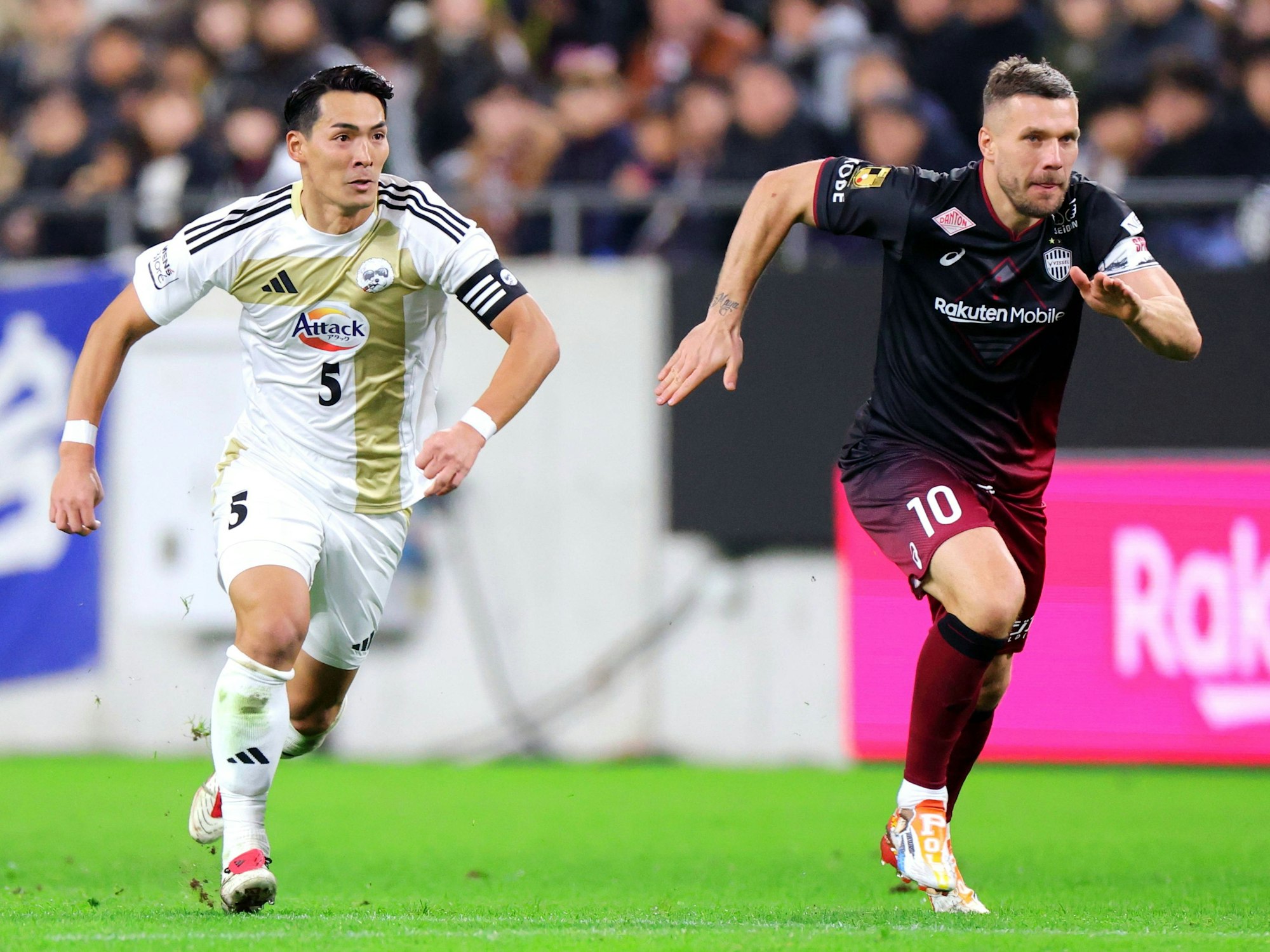 Die ehemaligen FC-Profis Lukas Podolski (r.) und Tomoaki Makino bei dessen Abschiedsspiel am Samstag (14. Dezember 2024) in Japan.