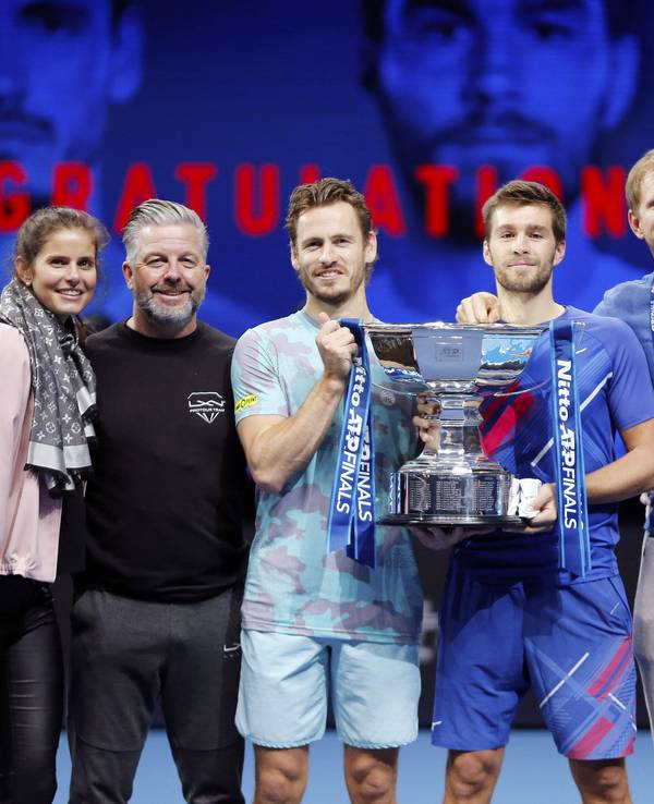 Wesley Koolhof und Nikola Mektic posieren mit ihrem Team und dem Pokal bei den ATP-Finals 2020.