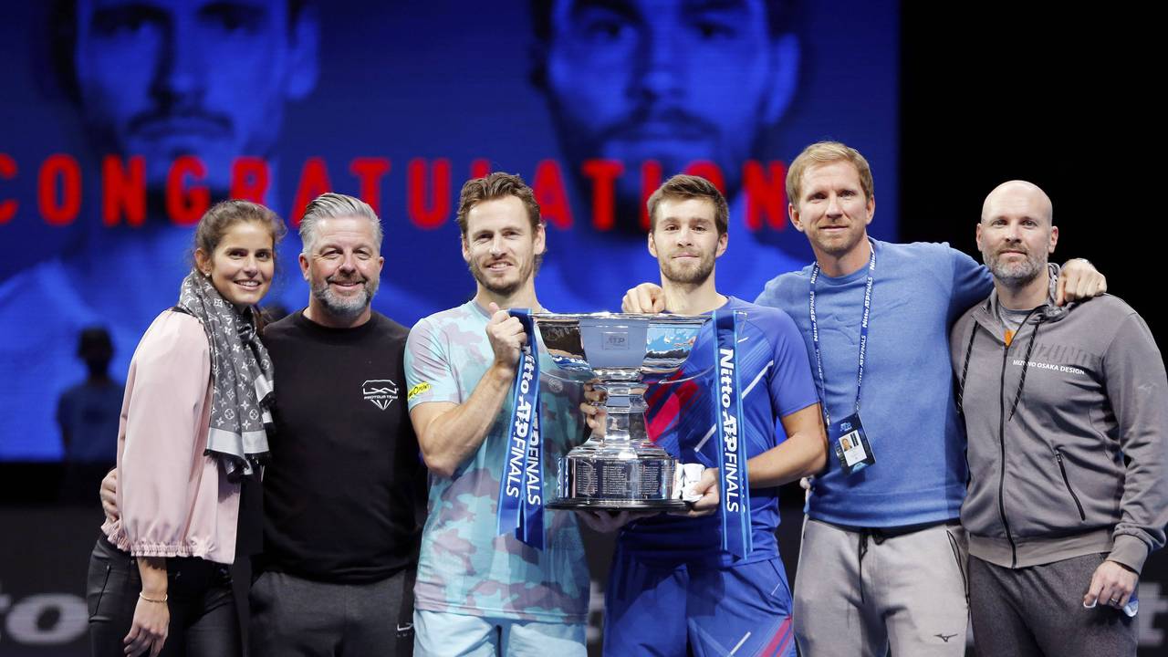 Wesley Koolhof und Nikola Mektic posieren mit ihrem Team und dem Pokal bei den ATP-Finals 2020.