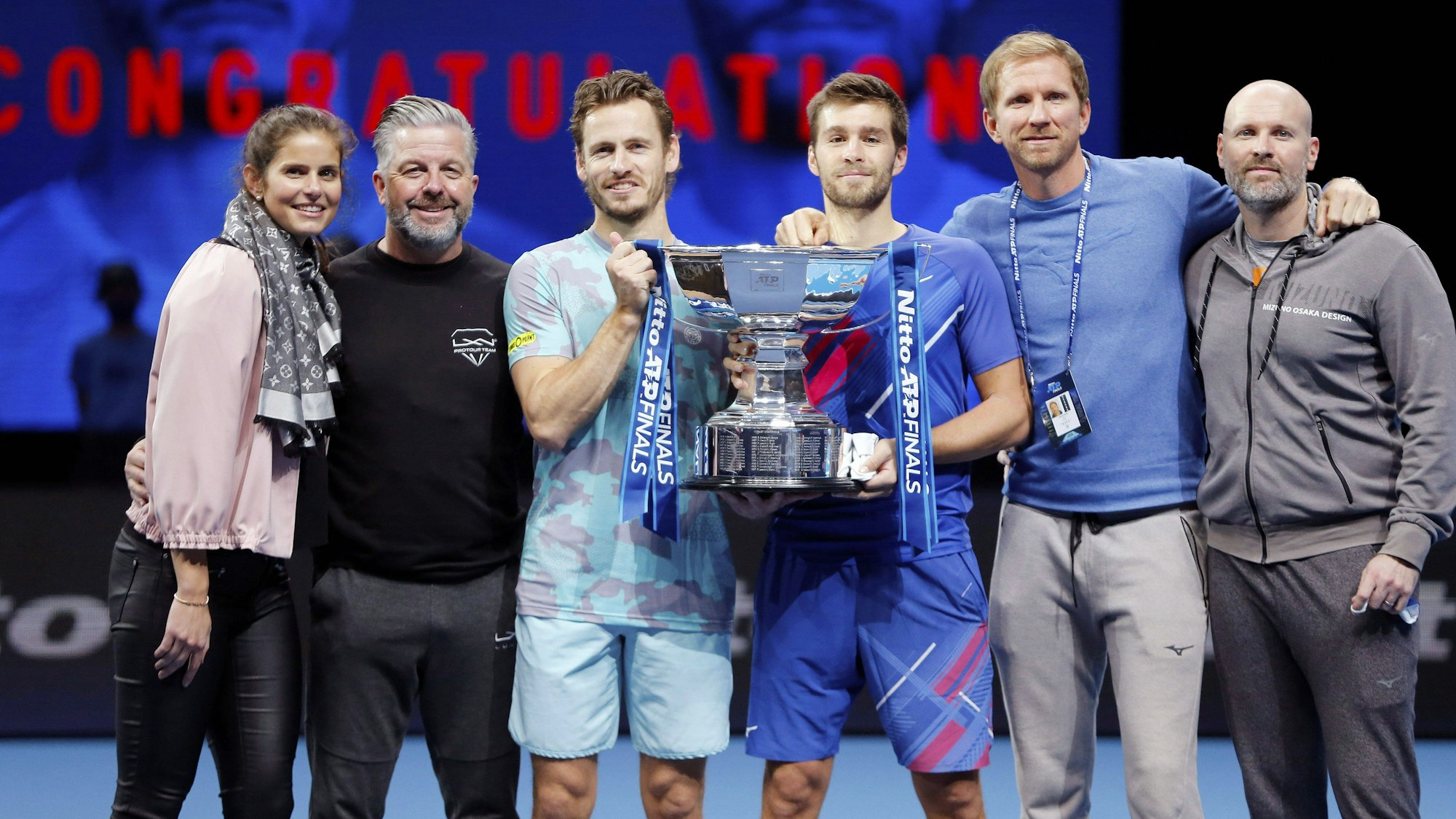 Wesley Koolhof und Nikola Mektic posieren mit ihrem Team und dem Pokal bei den ATP-Finals 2020.