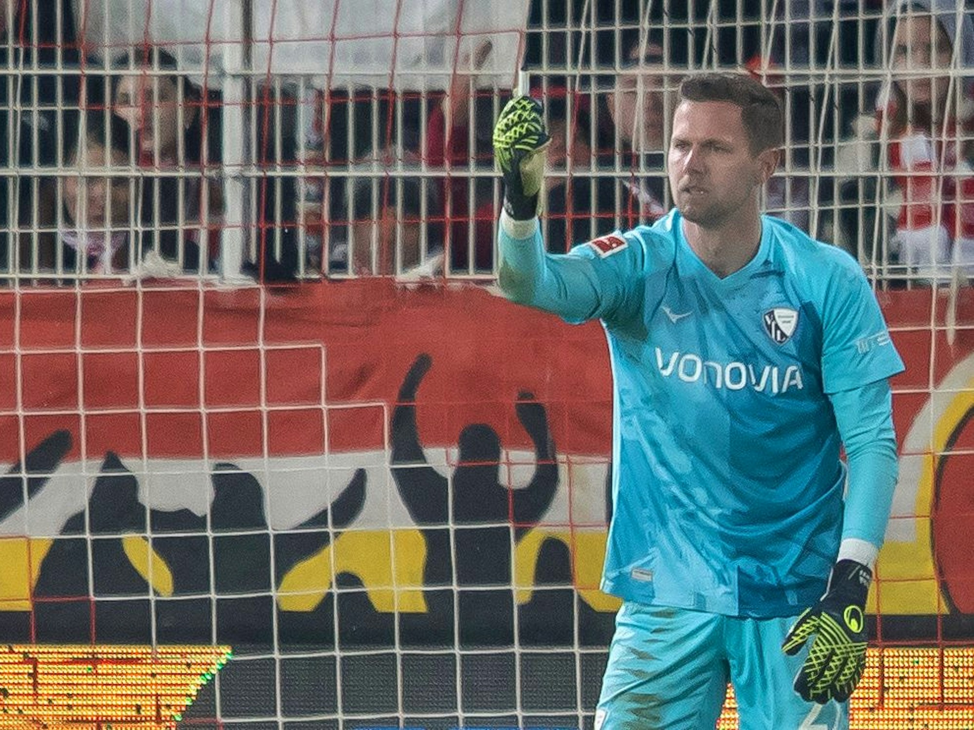 Bochums Torwart Patrick Drewes zeigt einen Gegenstand, mit dem er am Kopf getroffen wurde.