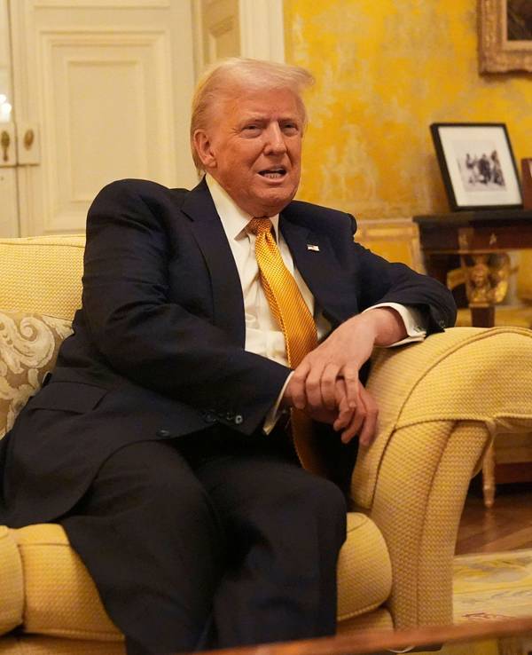 Der designierte US-Präsident Donald Trump trifft den britischen Prinz William in der Residenz des britischen Botschafters in Paris.