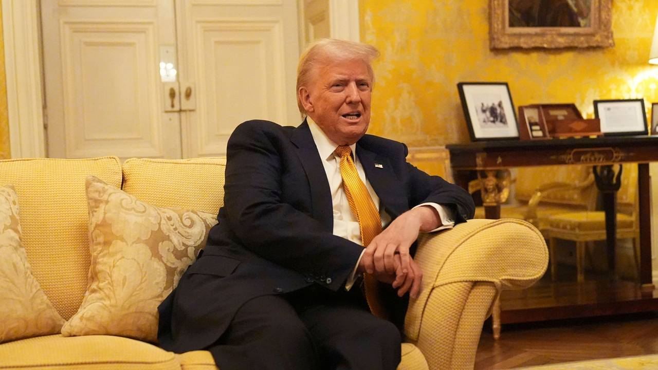 Der designierte US-Präsident Donald Trump trifft den britischen Prinz William in der Residenz des britischen Botschafters in Paris.
