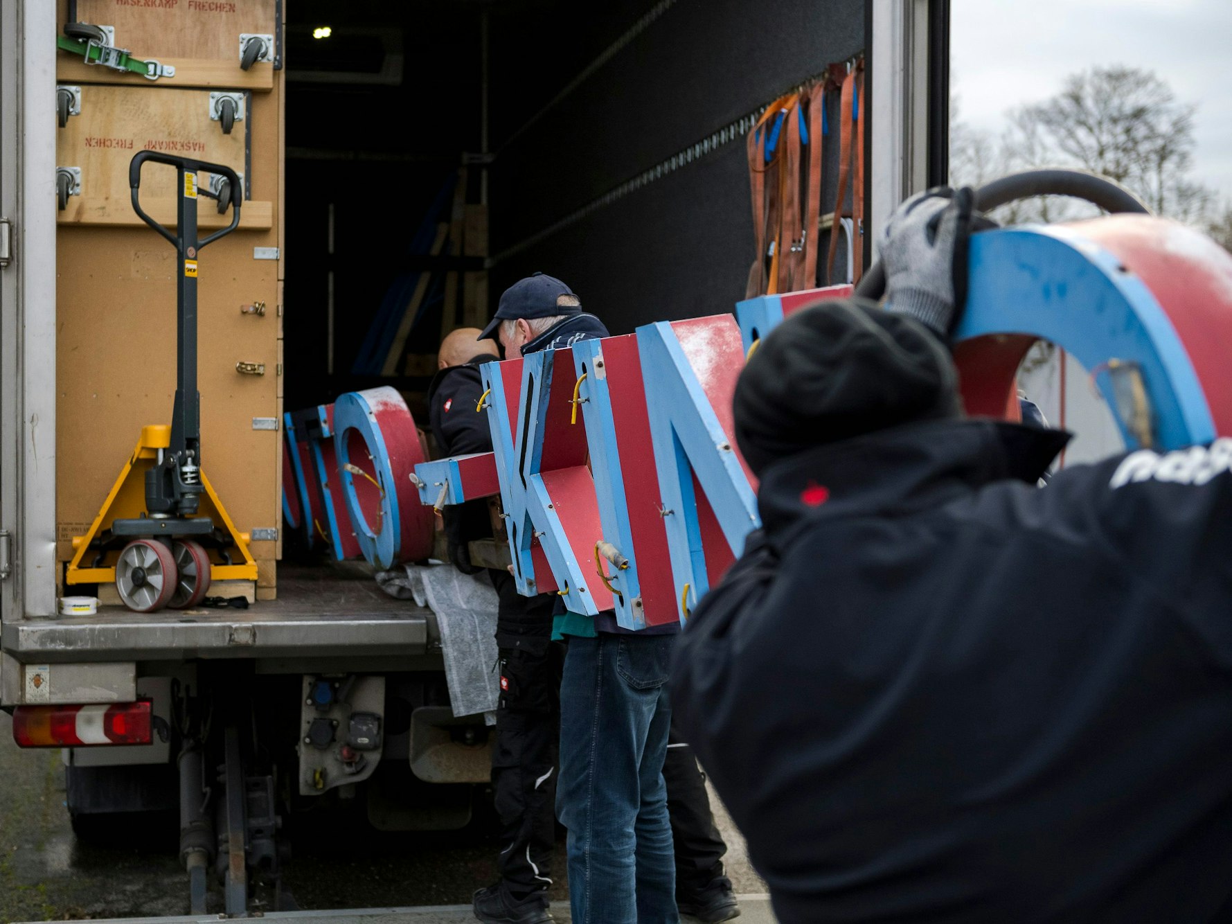 Die Leuchtreklame des alten Autokinos in Porz wird verladen.