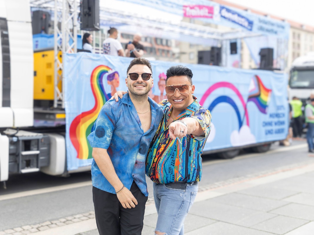 Schauspieler Lars Steinhöfel (l., hier zusammen mit Reality-Star Matthias Mangiapane beim Christopher Street Day in Dresden am 31.5.2024