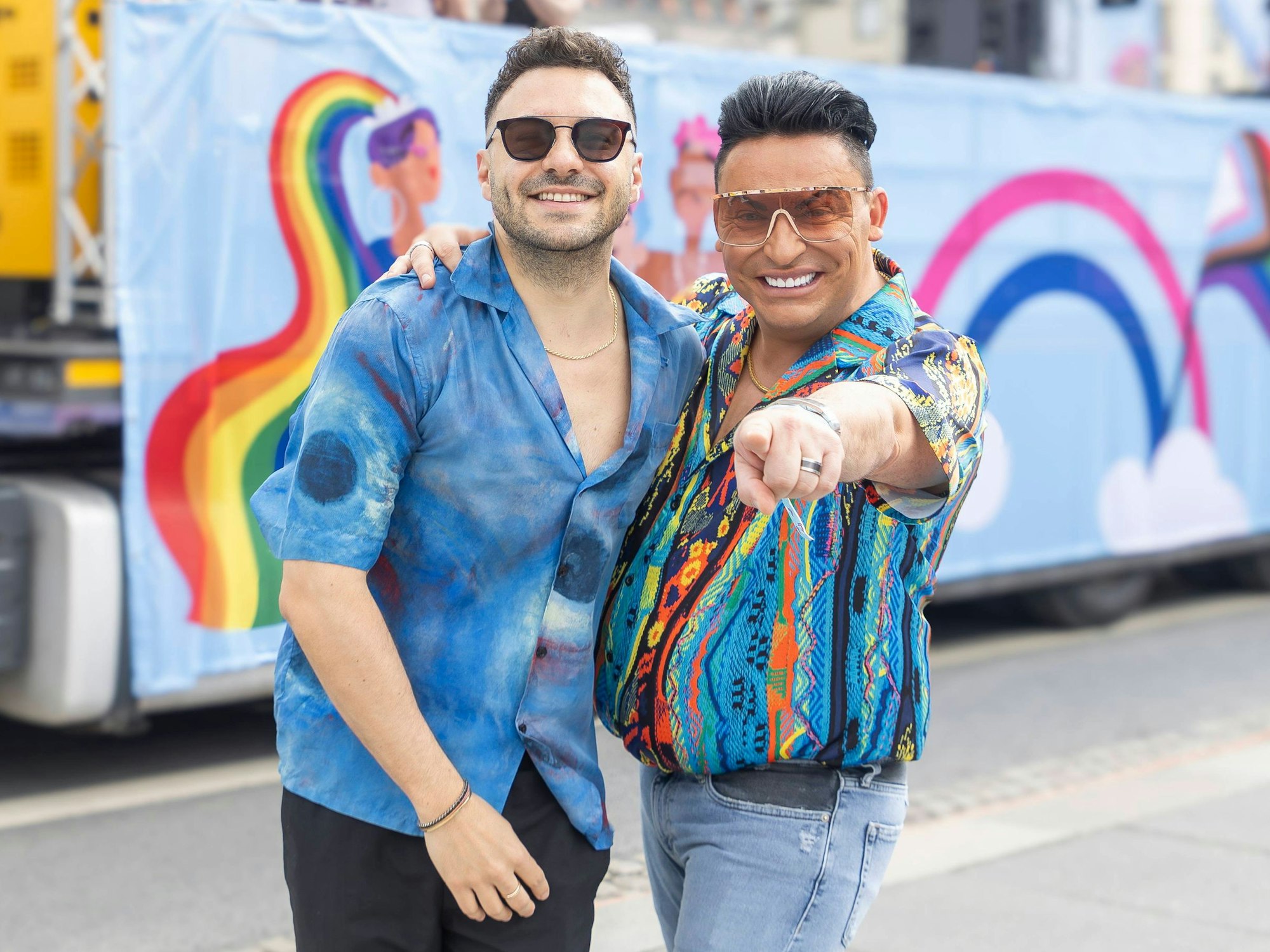 Schauspieler Lars Steinhöfel (l., hier zusammen mit Reality-Star Matthias Mangiapane beim Christopher Street Day in Dresden am 31.5.2024