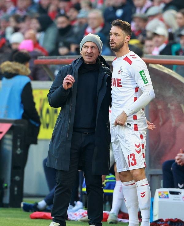 Gerhard Struber spricht mit Mark Uth vor dessen Einwechslung.