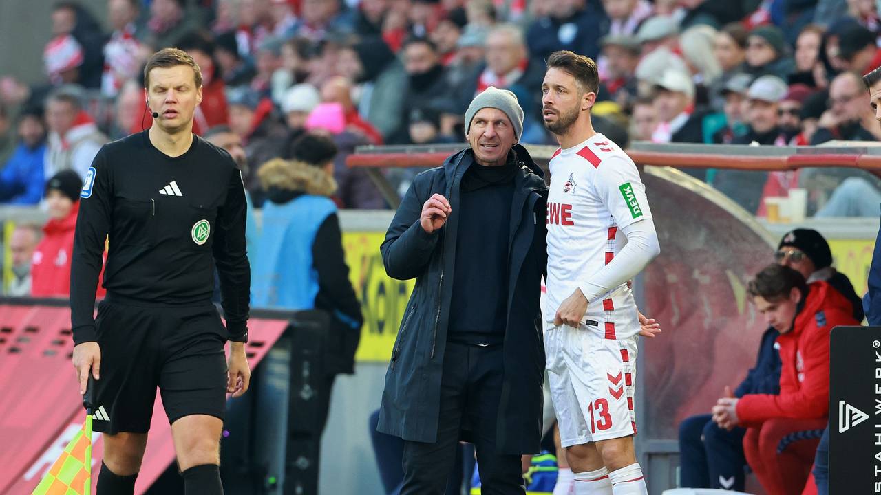 Gerhard Struber spricht mit Mark Uth vor dessen Einwechslung.
