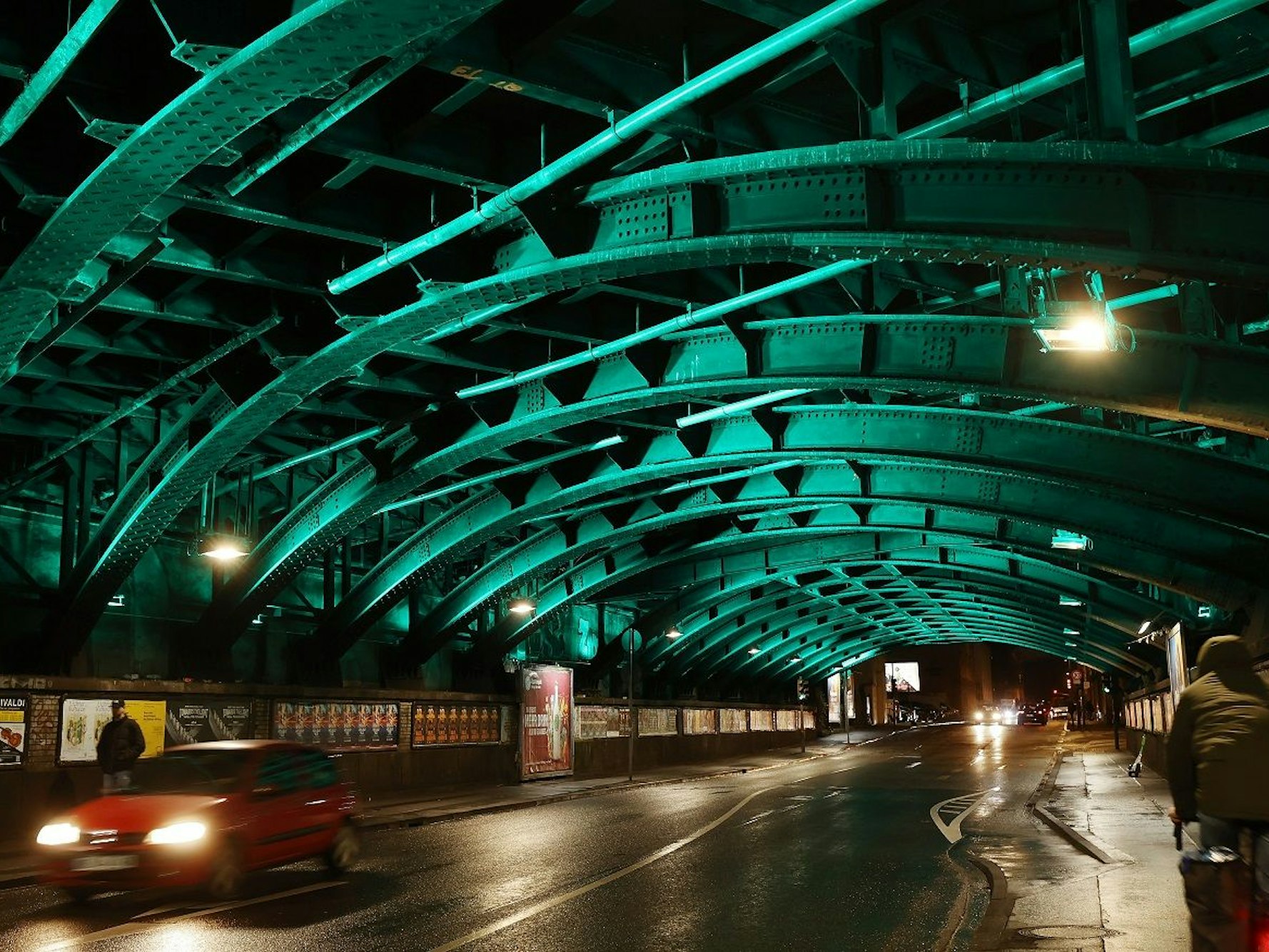 Die Bahnunterführung auf der Bergisch Gladbacher Straße in Köln-Mülheim erstrahlt jetzt in türkisgrün.