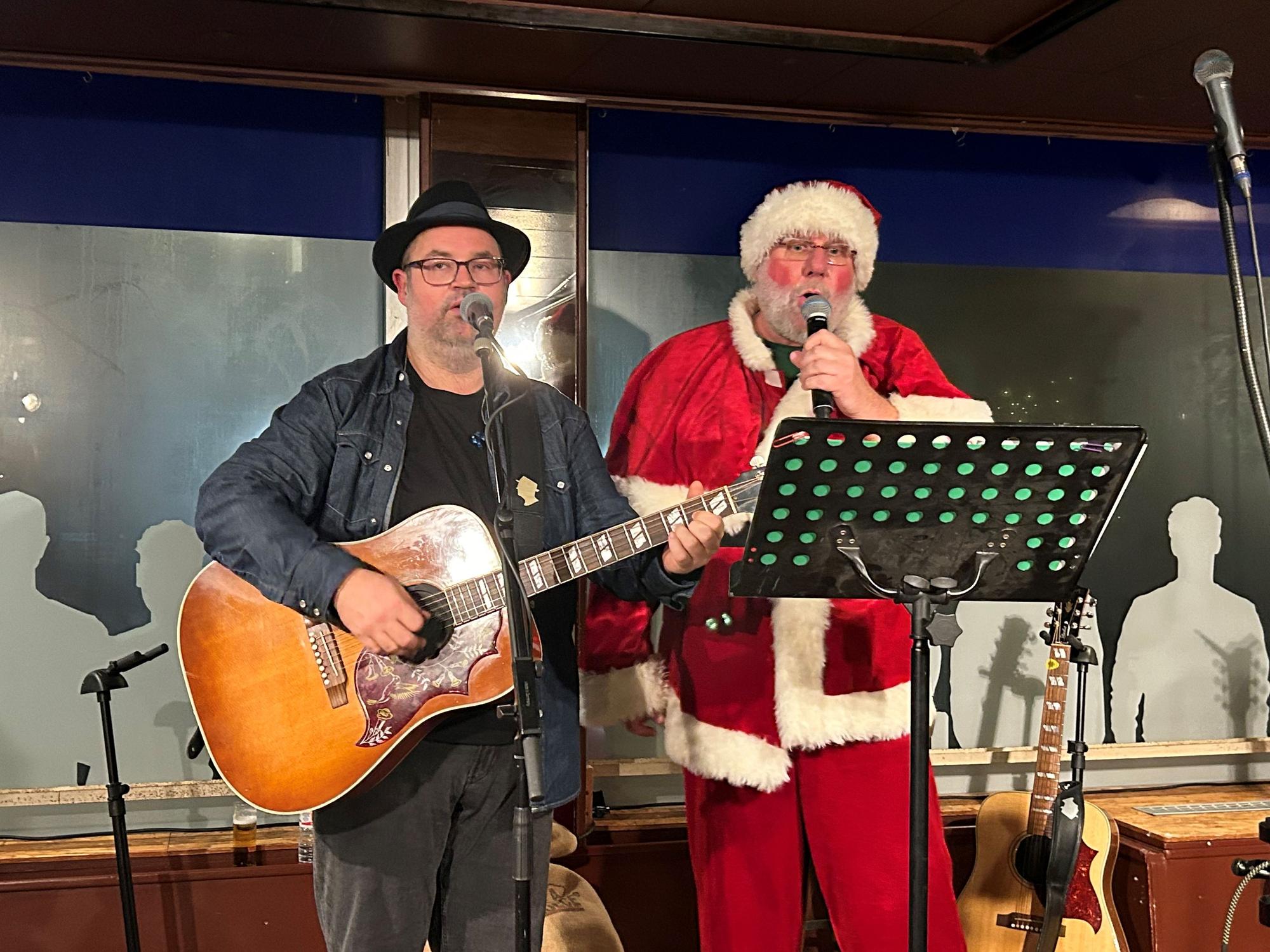 Björn Heuser singt mit Lutz Nagrotzki im Piranha.
