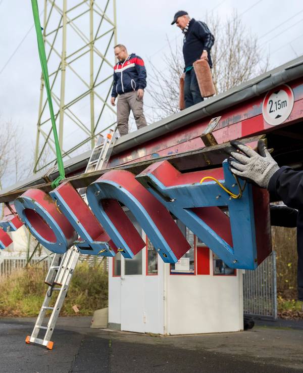 Die Leuchtreklame des alten Autokinos in Porz wird abmontiert.