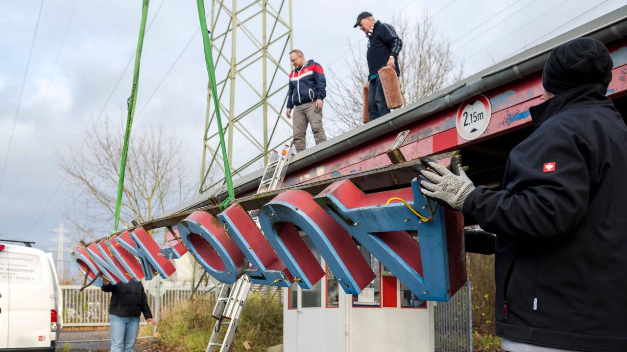Die Leuchtreklame des alten Autokinos in Porz wird abmontiert.