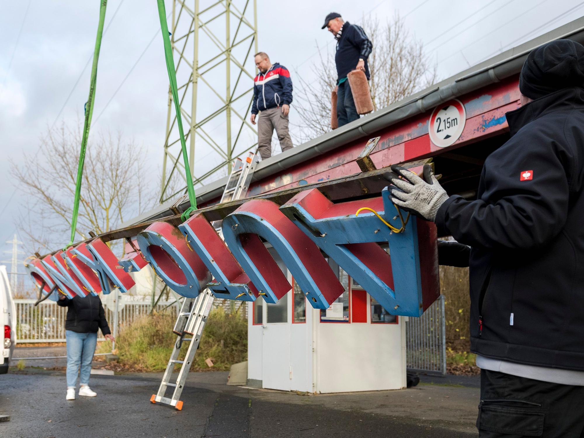 Die Leuchtreklame des alten Autokinos in Porz wird abmontiert.