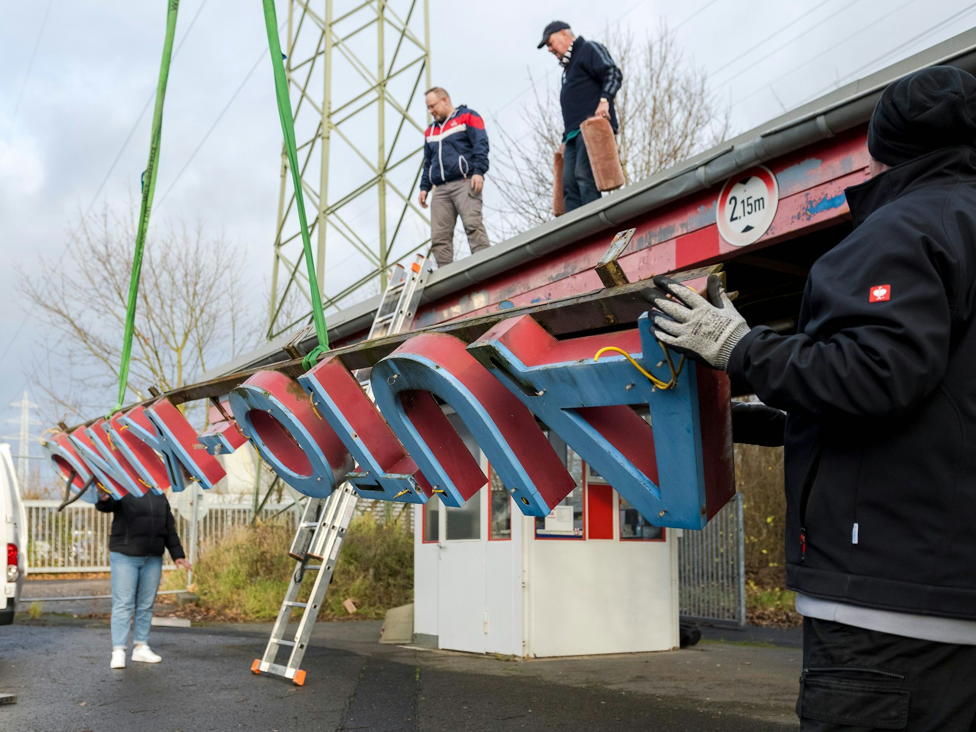 Die Leuchtreklame des alten Autokinos in Porz wird abmontiert.