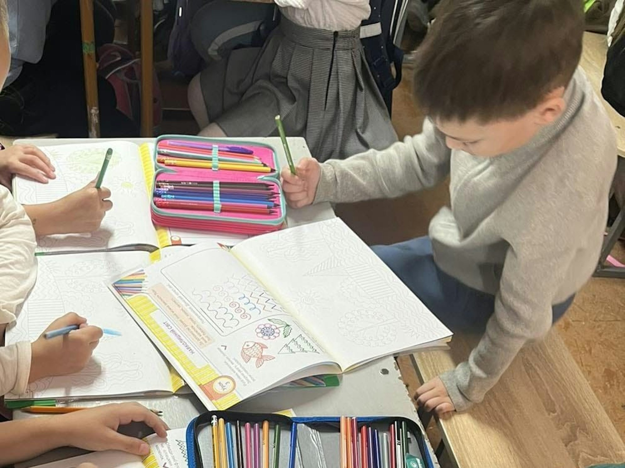 Mischa im Luftschutzkeller während der Schulzeit