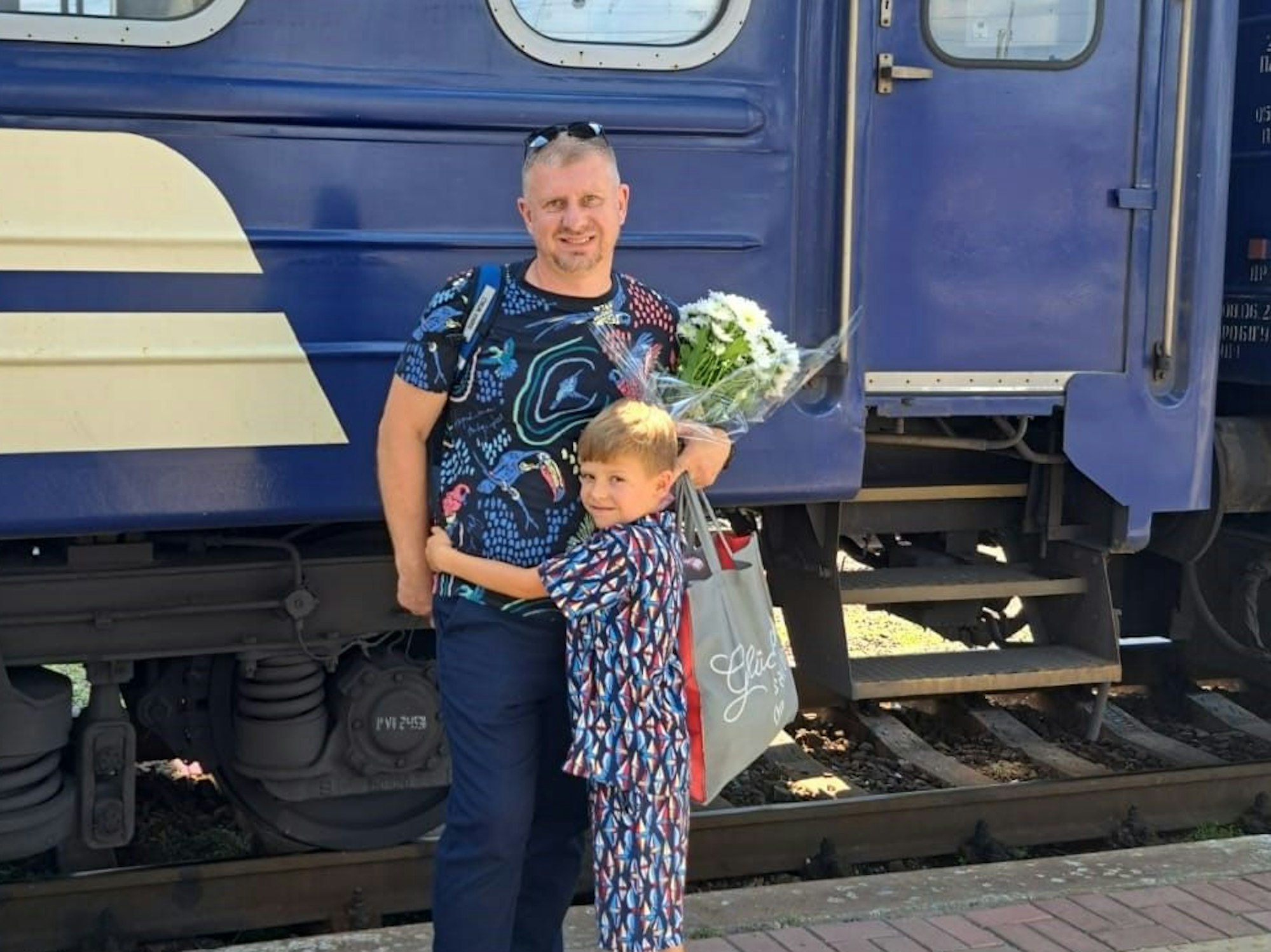 Mischa mit Papa Oleksandr bei der Rückkehr in der Ukraine im Juli 2024.