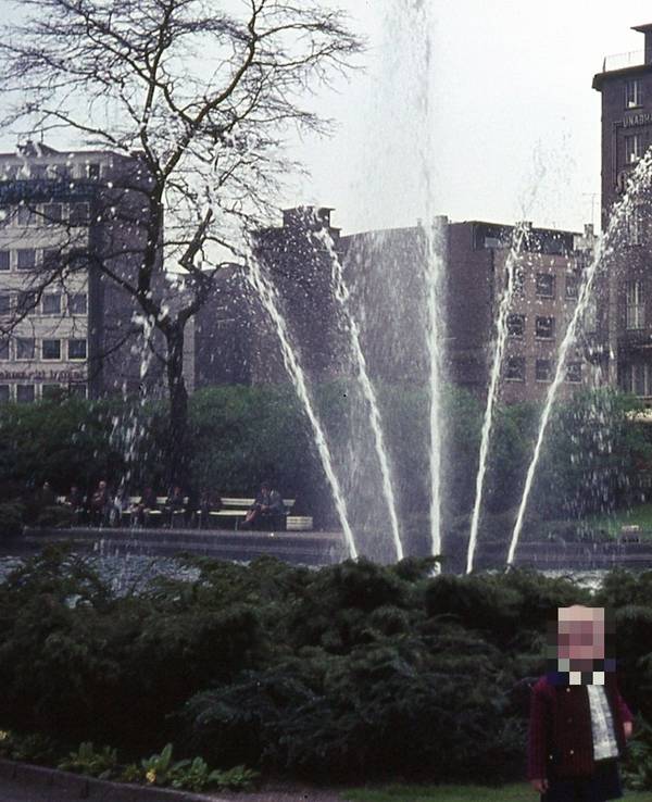 Kind steht 1966 am alten Ebertplatz in Köln.