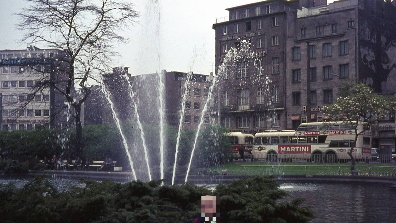 Kind steht 1966 am alten Ebertplatz in Köln.