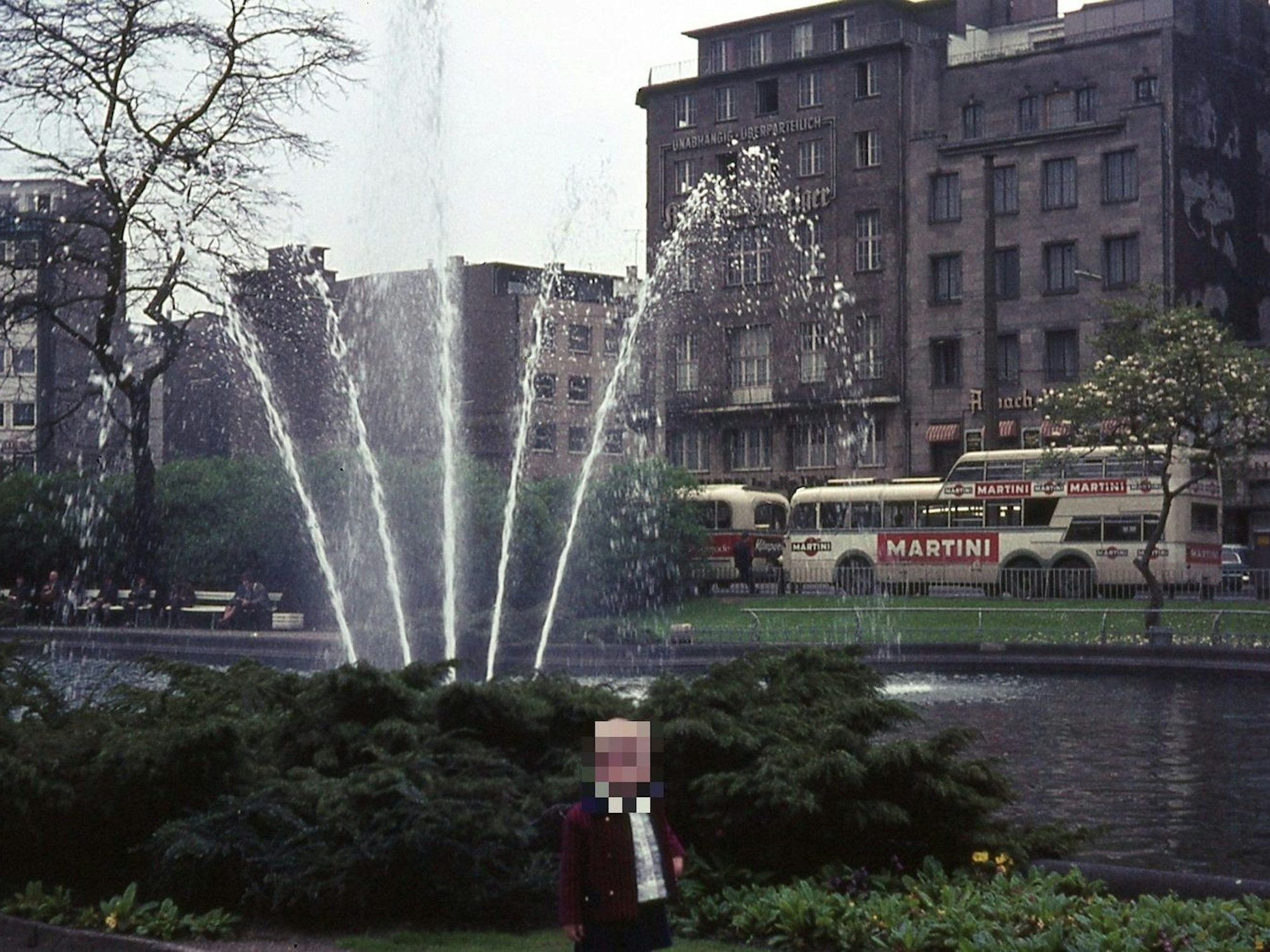 Kind steht 1966 am alten Ebertplatz in Köln.