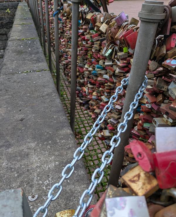 Die Liebesschlösser am Plateau der Hohenzollernbrücke wurden mit einer Kette gesichert.