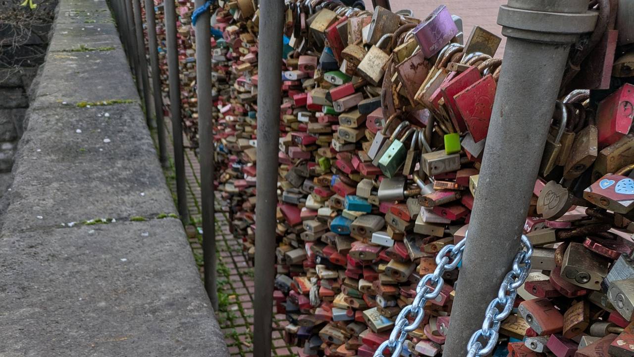 Die Liebesschlösser am Plateau der Hohenzollernbrücke wurden mit einer Kette gesichert.