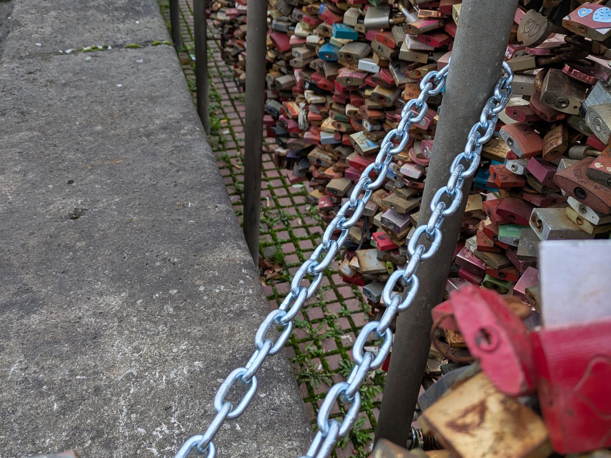 Die Liebesschlösser am Plateau der Hohenzollernbrücke wurden mit einer Kette gesichert.