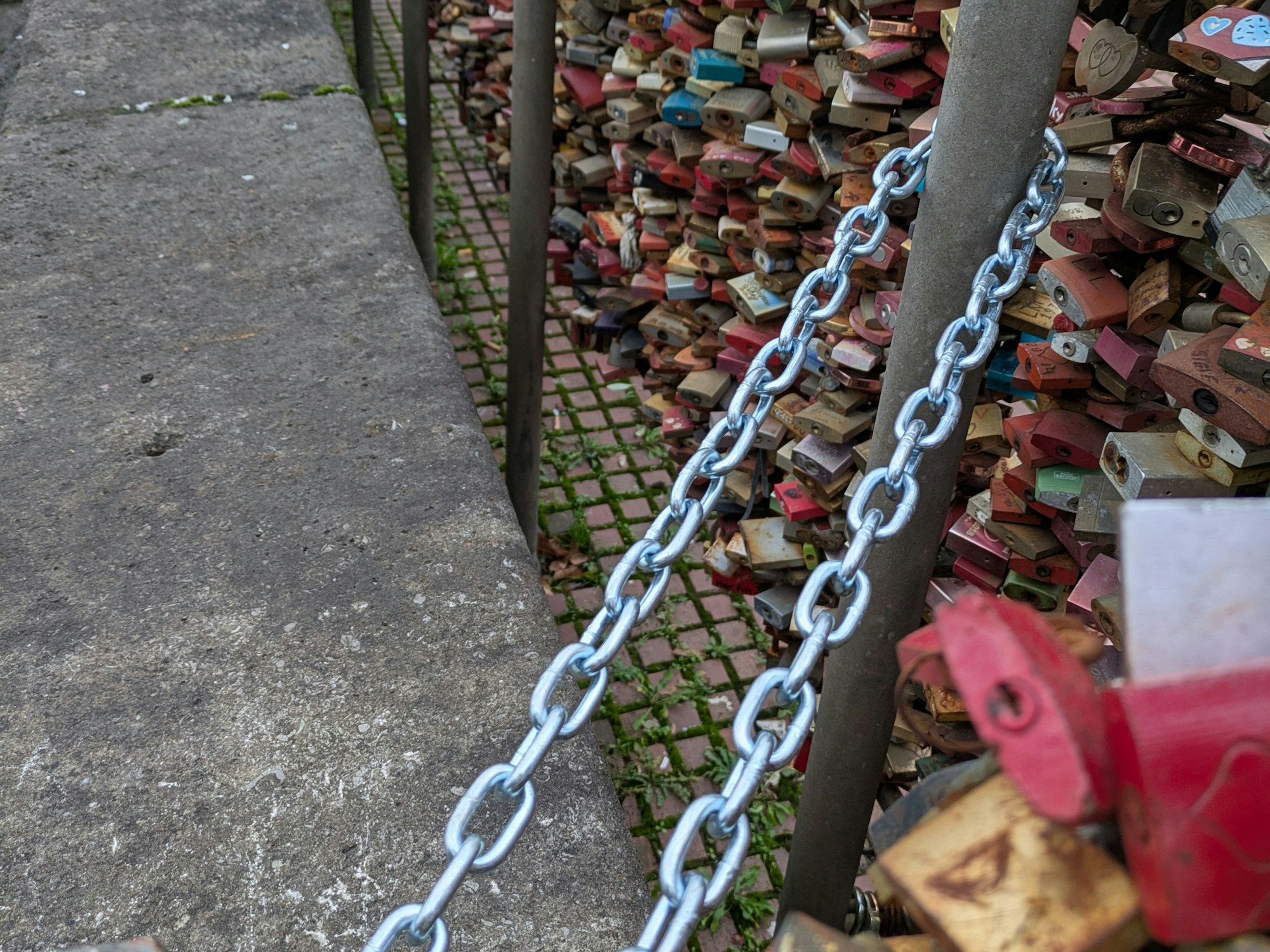 Die Liebesschlösser am Plateau der Hohenzollernbrücke wurden mit einer Kette gesichert.