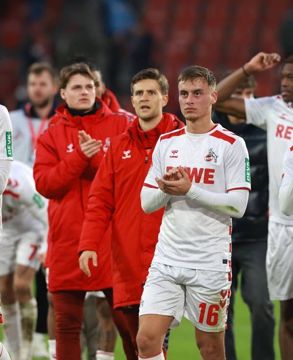 1. FC Köln gegen 1. FC Nürnberg, Mitte: Marvin Obuz bedankt sich mit den Kollegen bei den Fans.